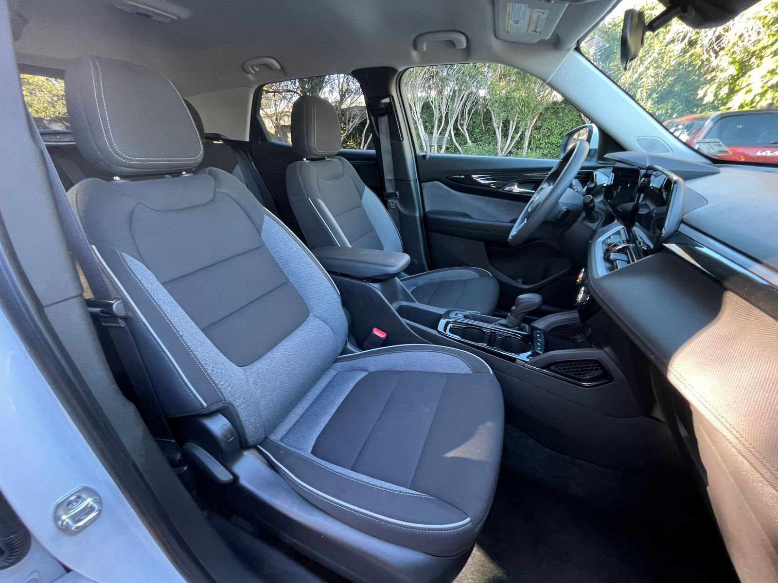 Used 2025 Chevrolet TrailBlazer LT image 35