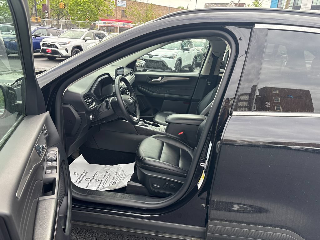 Used 2022 Ford Escape Titanium AWD/4WD image 10