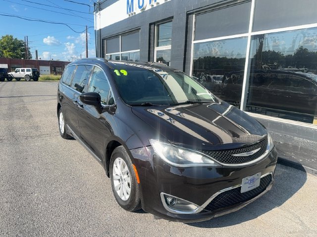 Used 2019 Chrysler Pacifica Touring-L FWD image 1