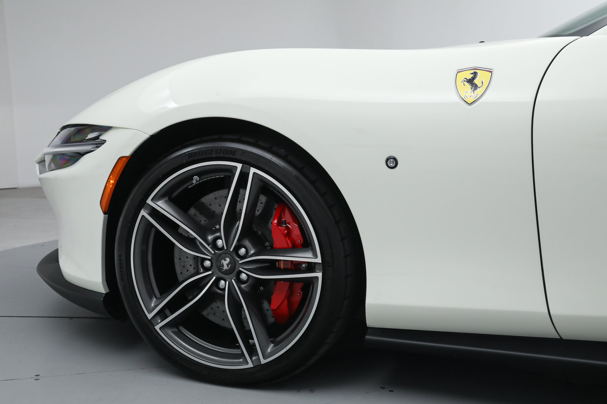 Certified 2025 Ferrari Roma Spider RWD image 17