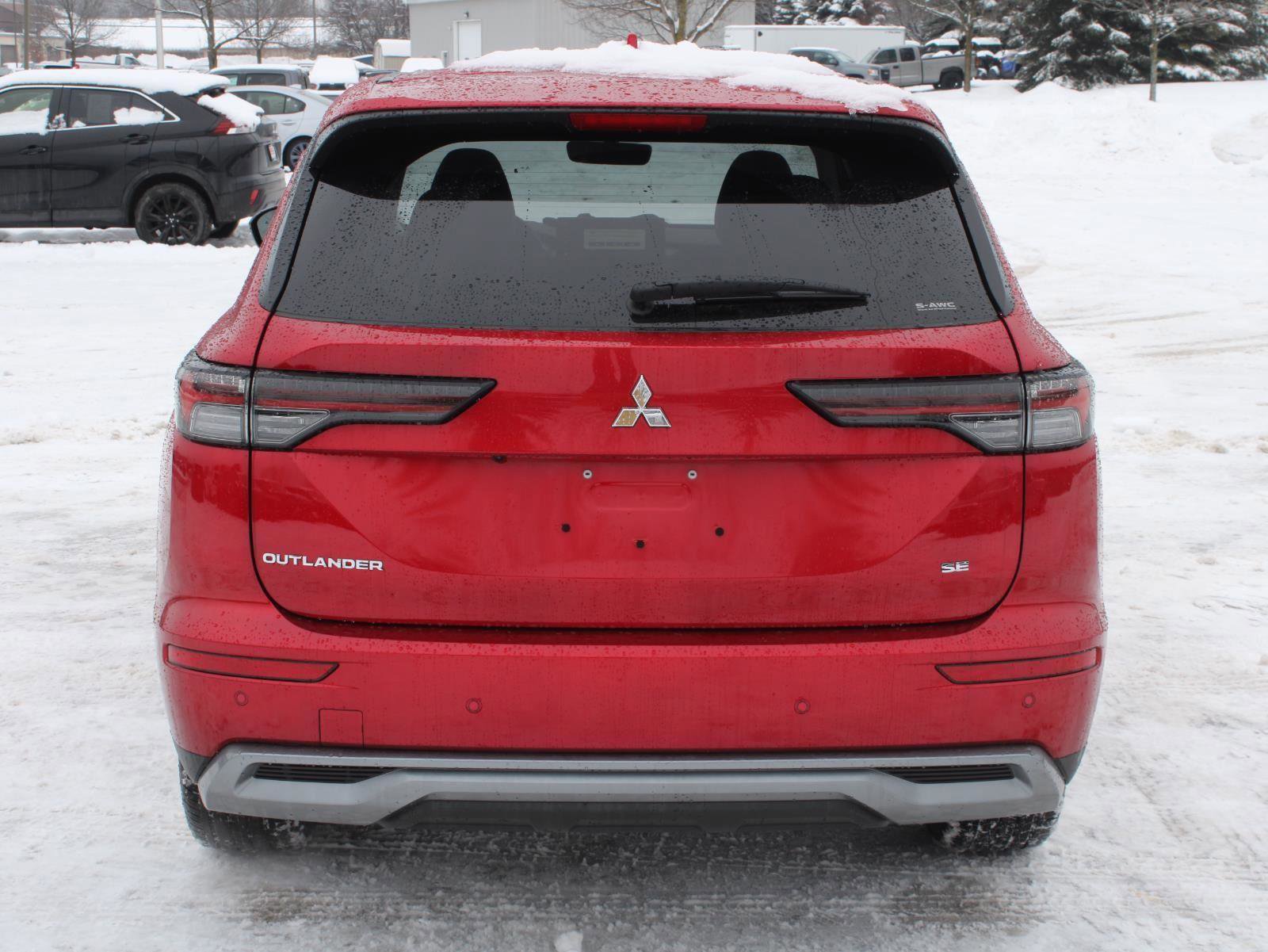 New 2025 Mitsubishi Outlander SE image 6