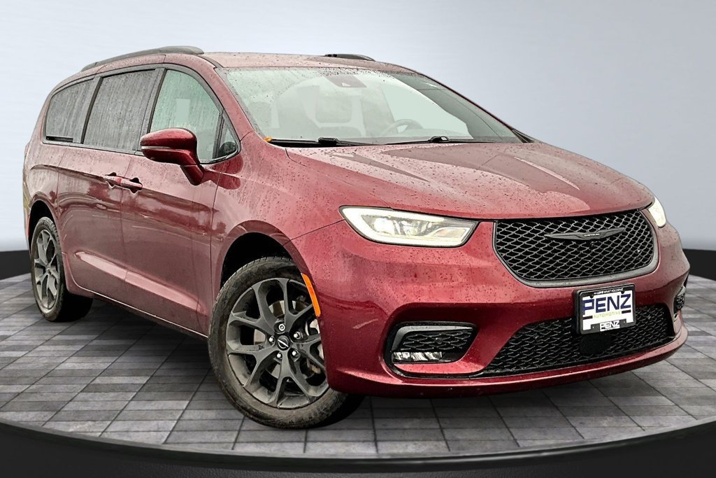 Used 2021 Chrysler Pacifica Touring-L w/ Uconnect Theater Family Group AWD/4WD image 3