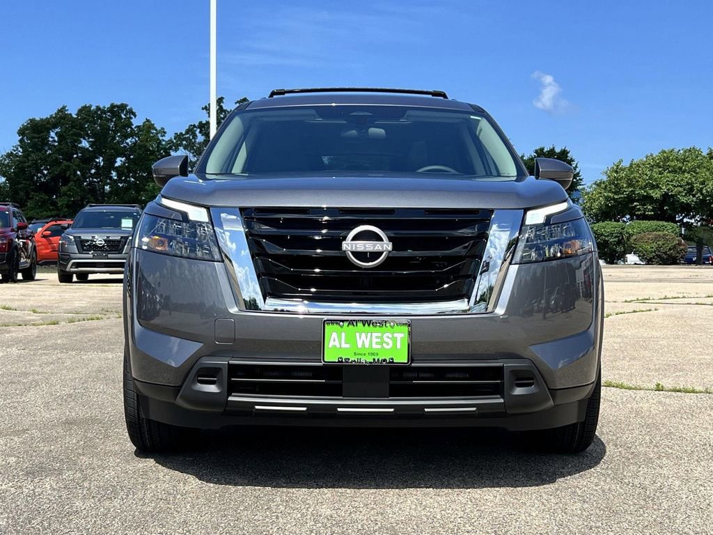 New 2025 Nissan Pathfinder SV w/ SV Premium Package image 2