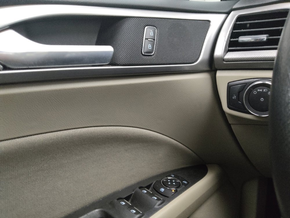 Used 2019 Ford Fusion SE image 27