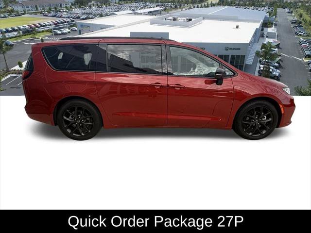 Certified 2025 Chrysler Pacifica Limited image 3