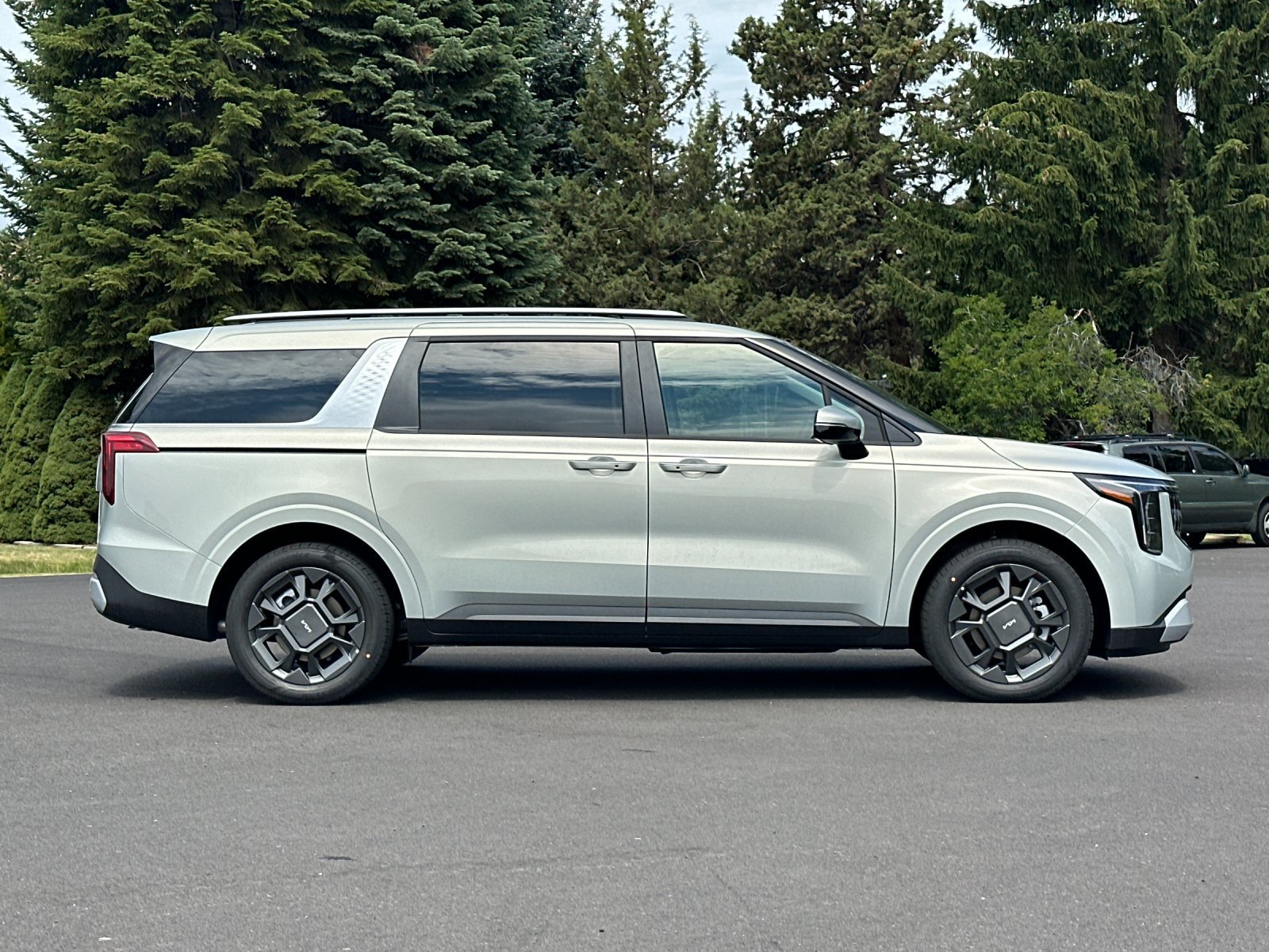 New 2026 Kia Carnival EX FWD image 3