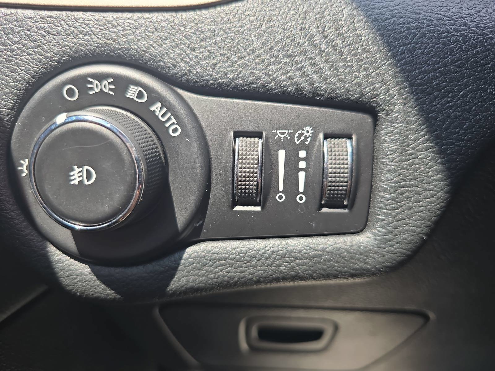 Used 2016 Jeep Cherokee Limited FWD image 26