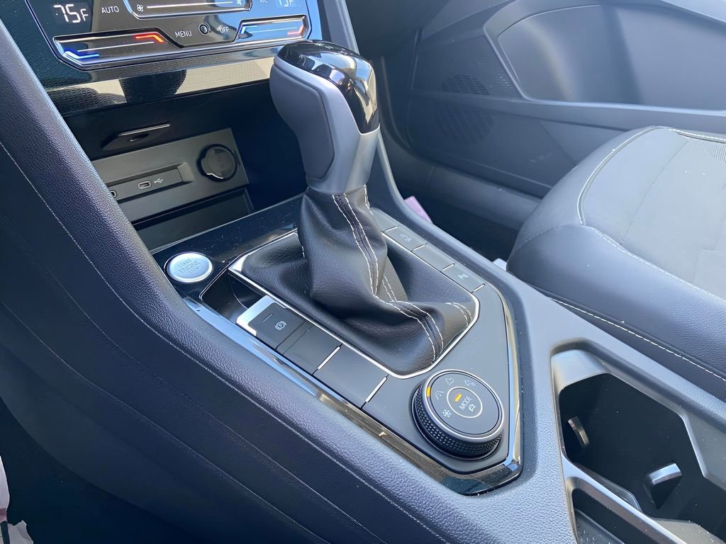 Used 2025 Volkswagen Taos SE image 34