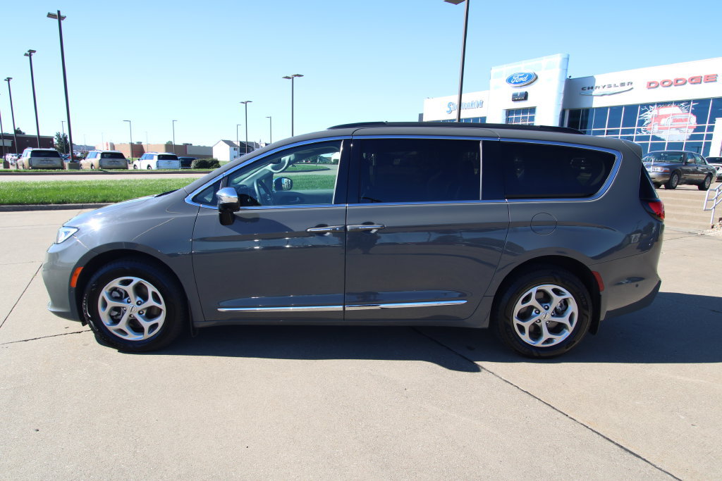 Used 2023 Chrysler Pacifica Limited w/ Uconnect Theater Family Group AWD/4WD image 20
