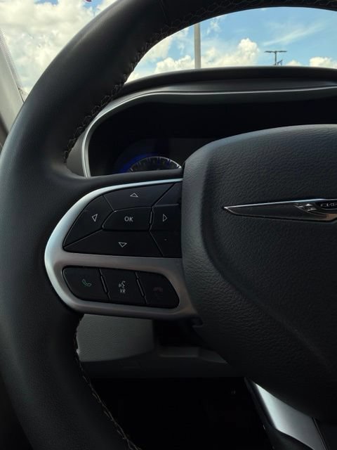 Used 2024 Chrysler Pacifica Touring-L FWD image 20