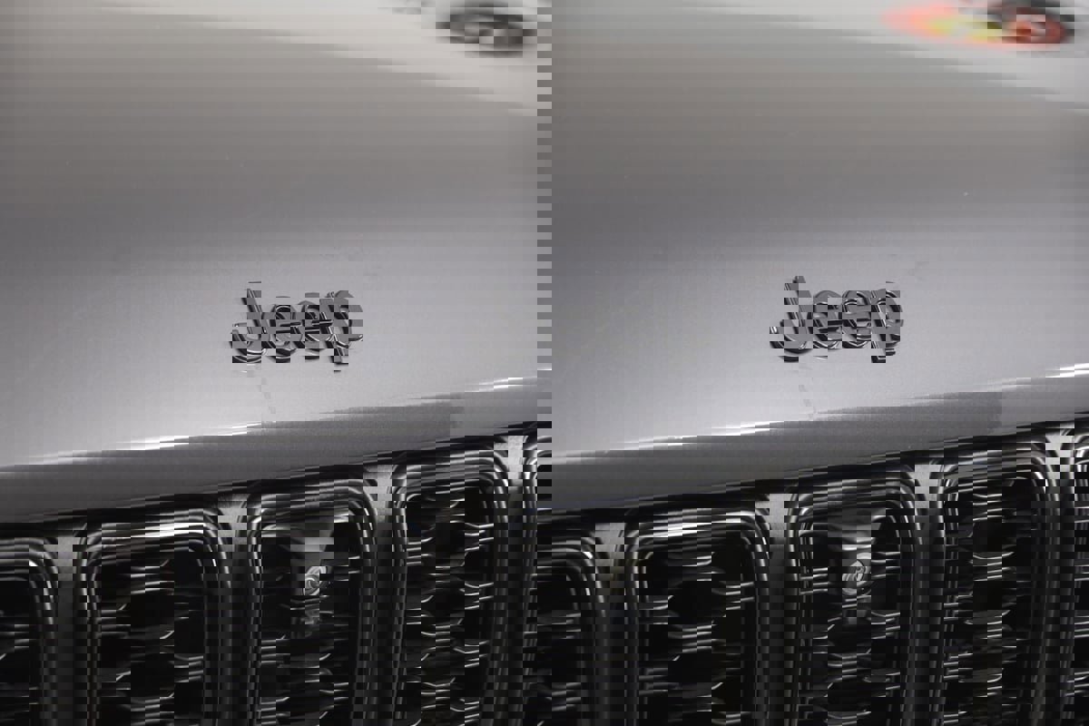 Used 2024 Jeep Grand Cherokee Limited w/ Luxury Tech Group II image 17