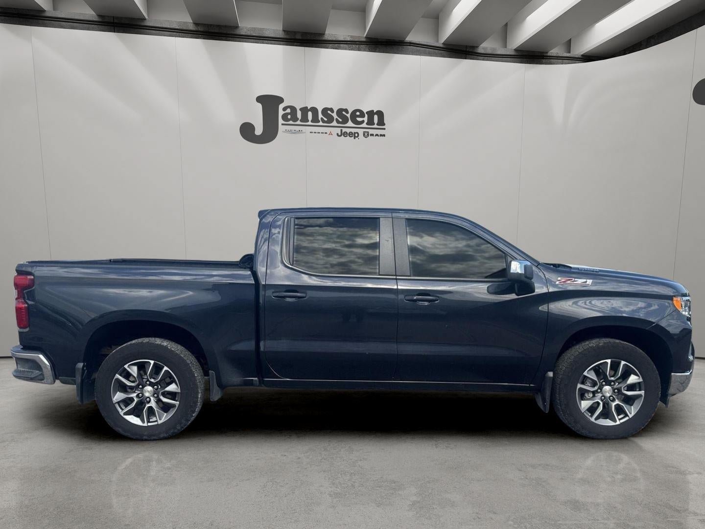 Used 2024 Chevrolet Silverado 1500 LT AWD/4WD image 5