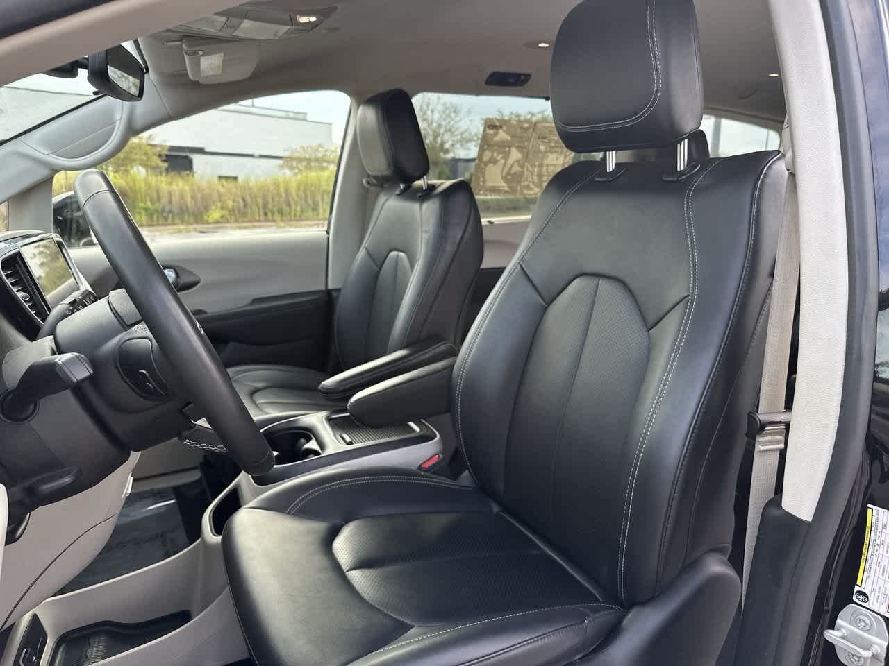 Certified 2024 Chrysler Pacifica Touring-L FWD image 16