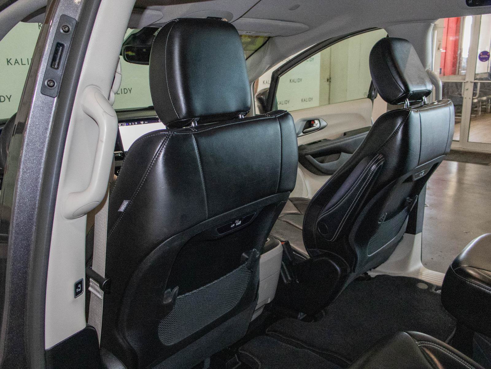 Used 2023 Chrysler Pacifica Touring-L FWD image 9