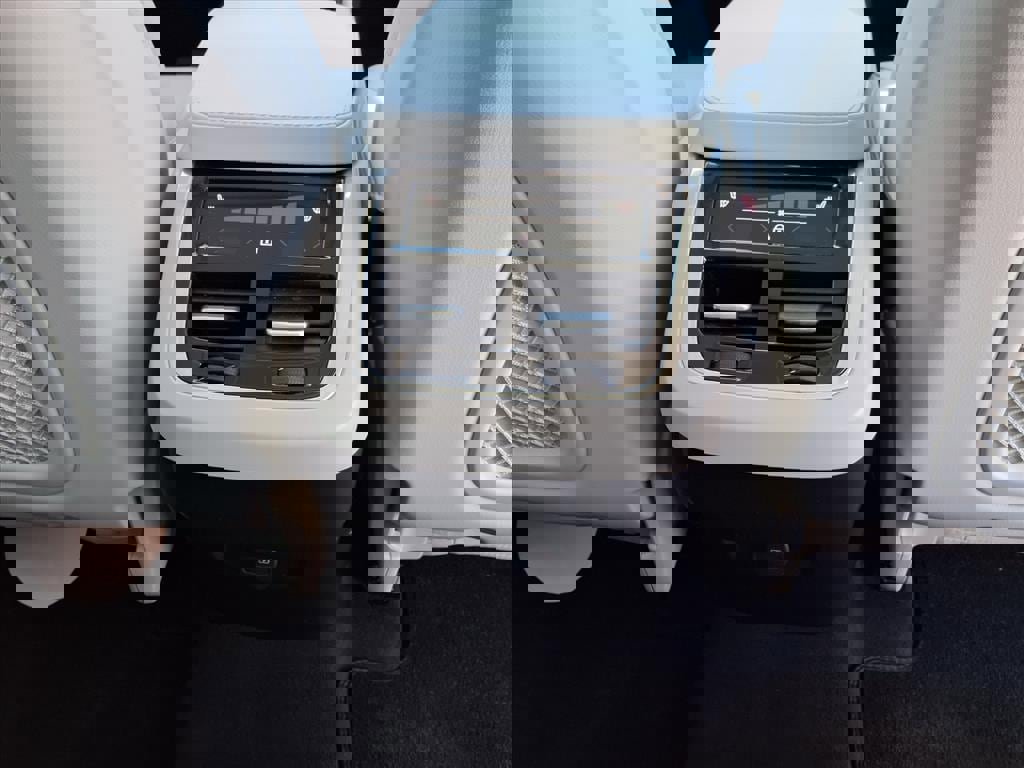 Certified 2024 Volvo XC90 B6 Plus image 17