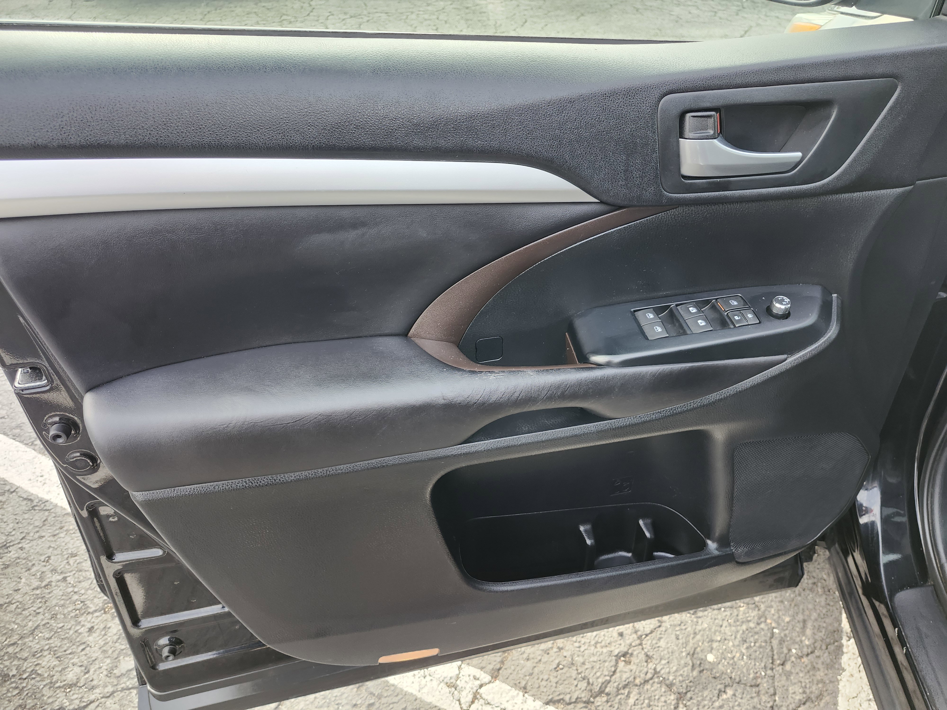 Used 2016 Toyota Highlander XLE image 28