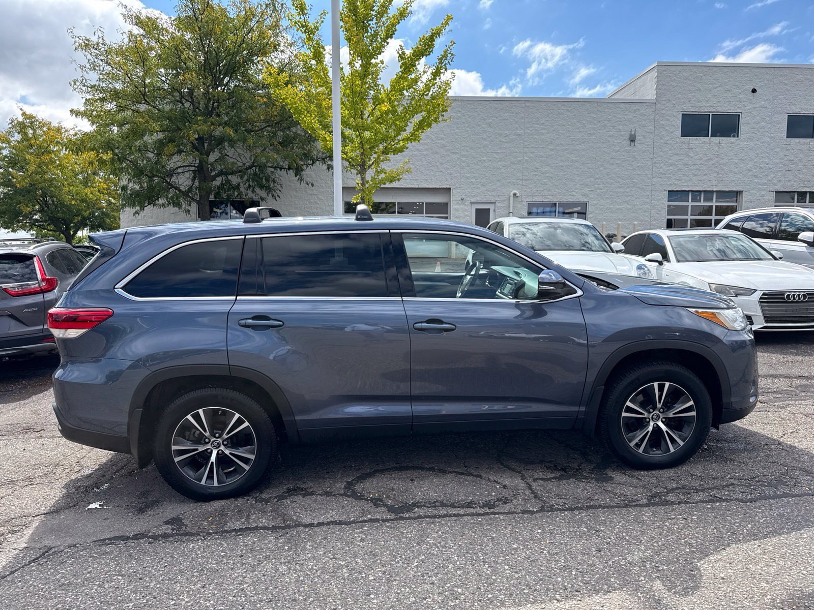 Used 2019 Toyota Highlander LE AWD/4WD image 8