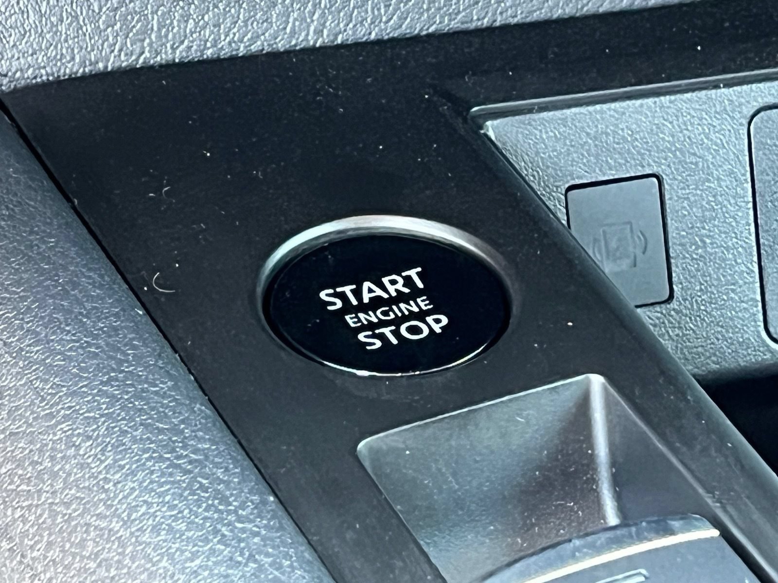 Used 2025 Nissan Kicks SV FWD image 22