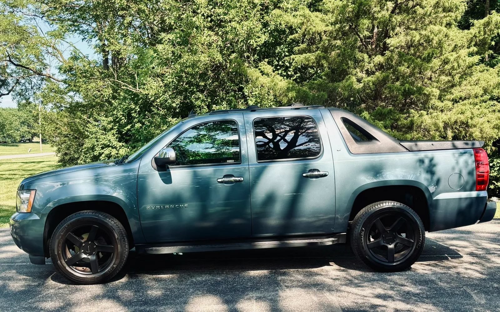 Used 2012 Chevrolet Avalanche LT w/ All-Star Edition AWD/4WD image 11
