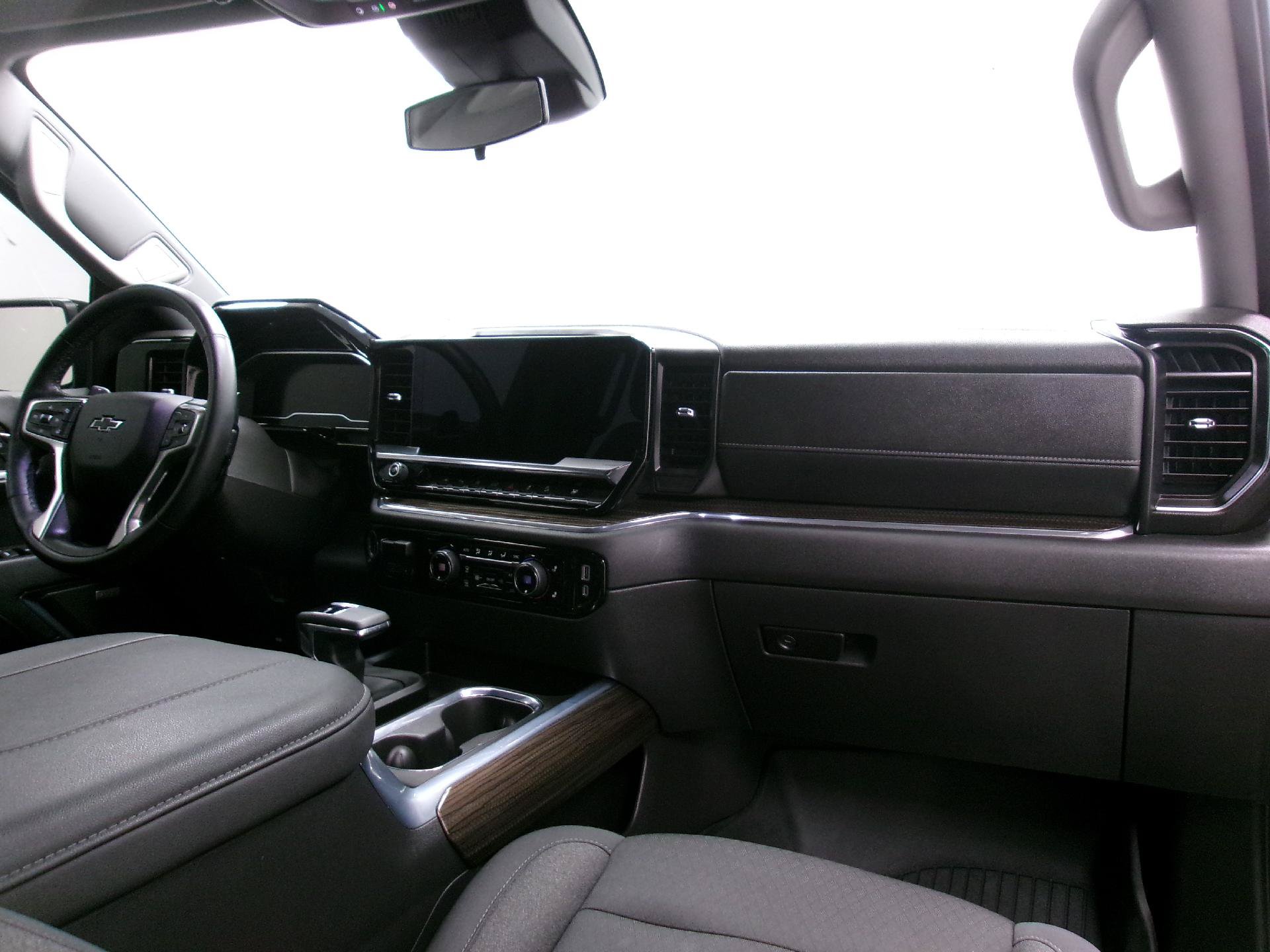 Used 2024 Chevrolet Silverado 1500 LT Trail Boss w/ Convenience Package II AWD/4WD image 3