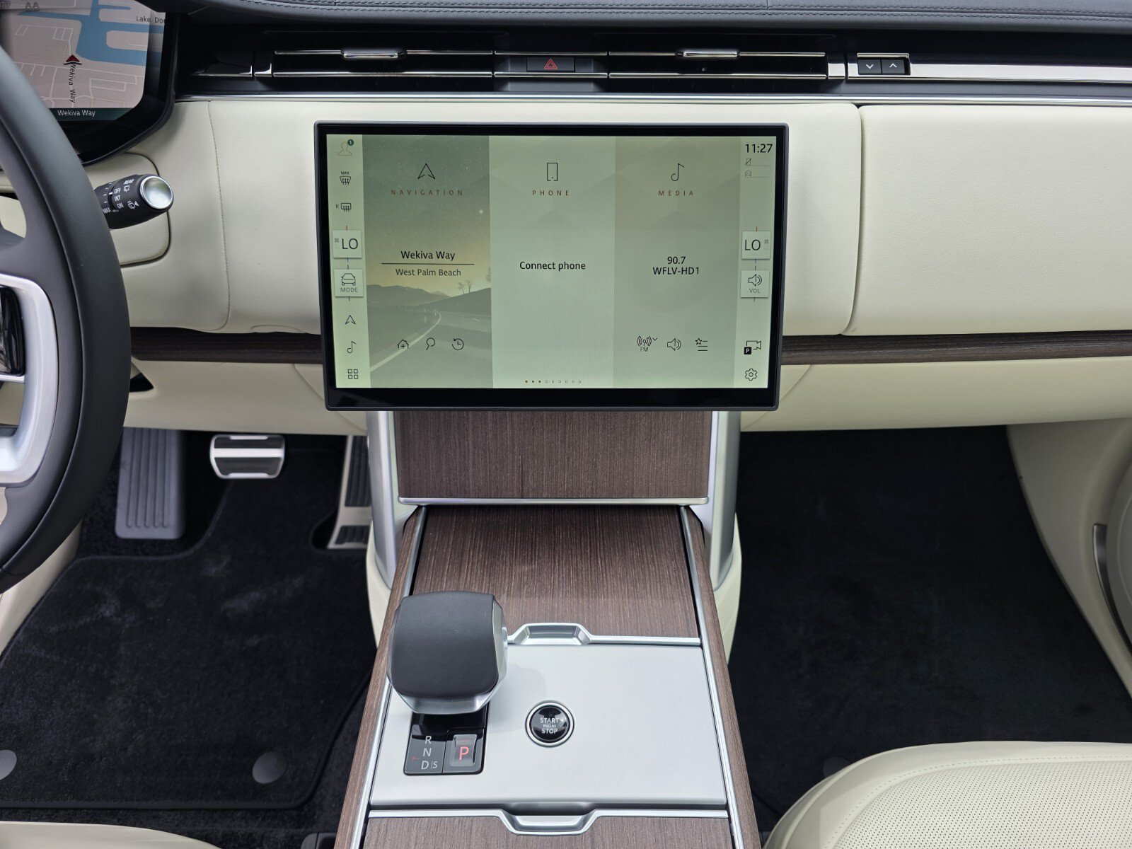 New 2026 Land Rover Range Rover Long Wheelbase SE AWD/4WD image 17