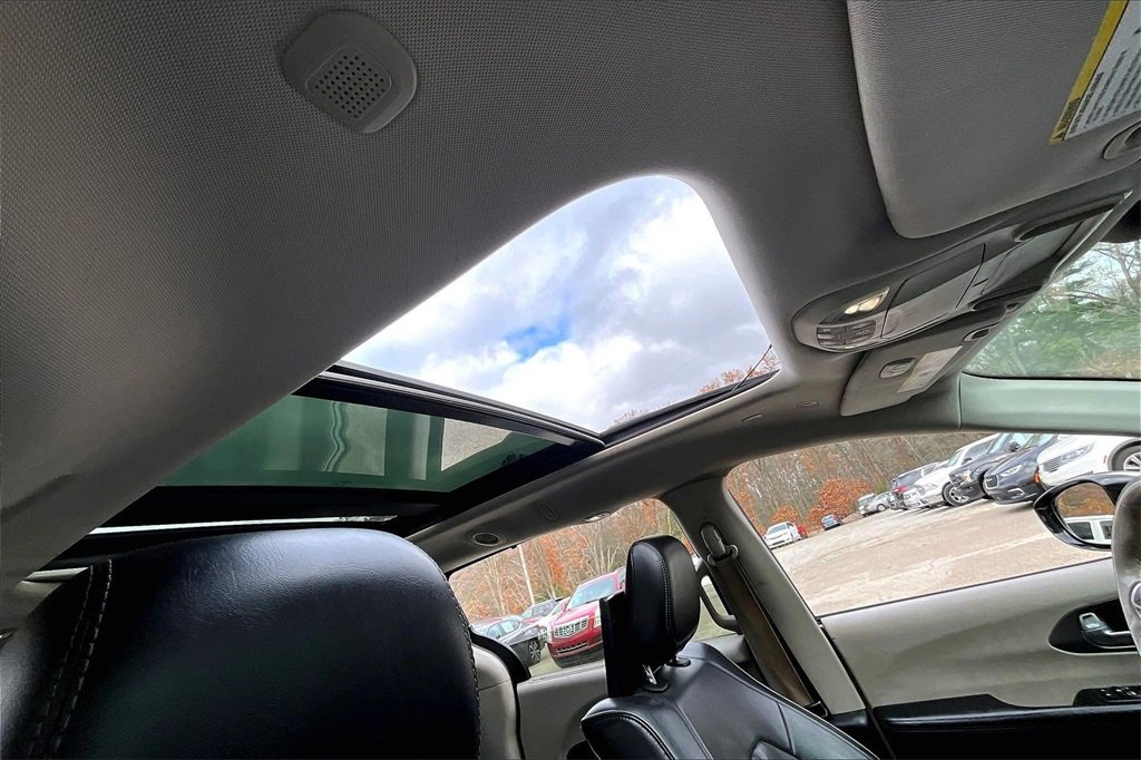 Used 2019 Chrysler Pacifica Limited w/ Tire & Wheel Group image 25