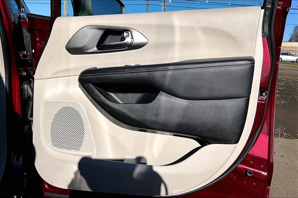 Used 2023 Chrysler Pacifica Touring-L image 24