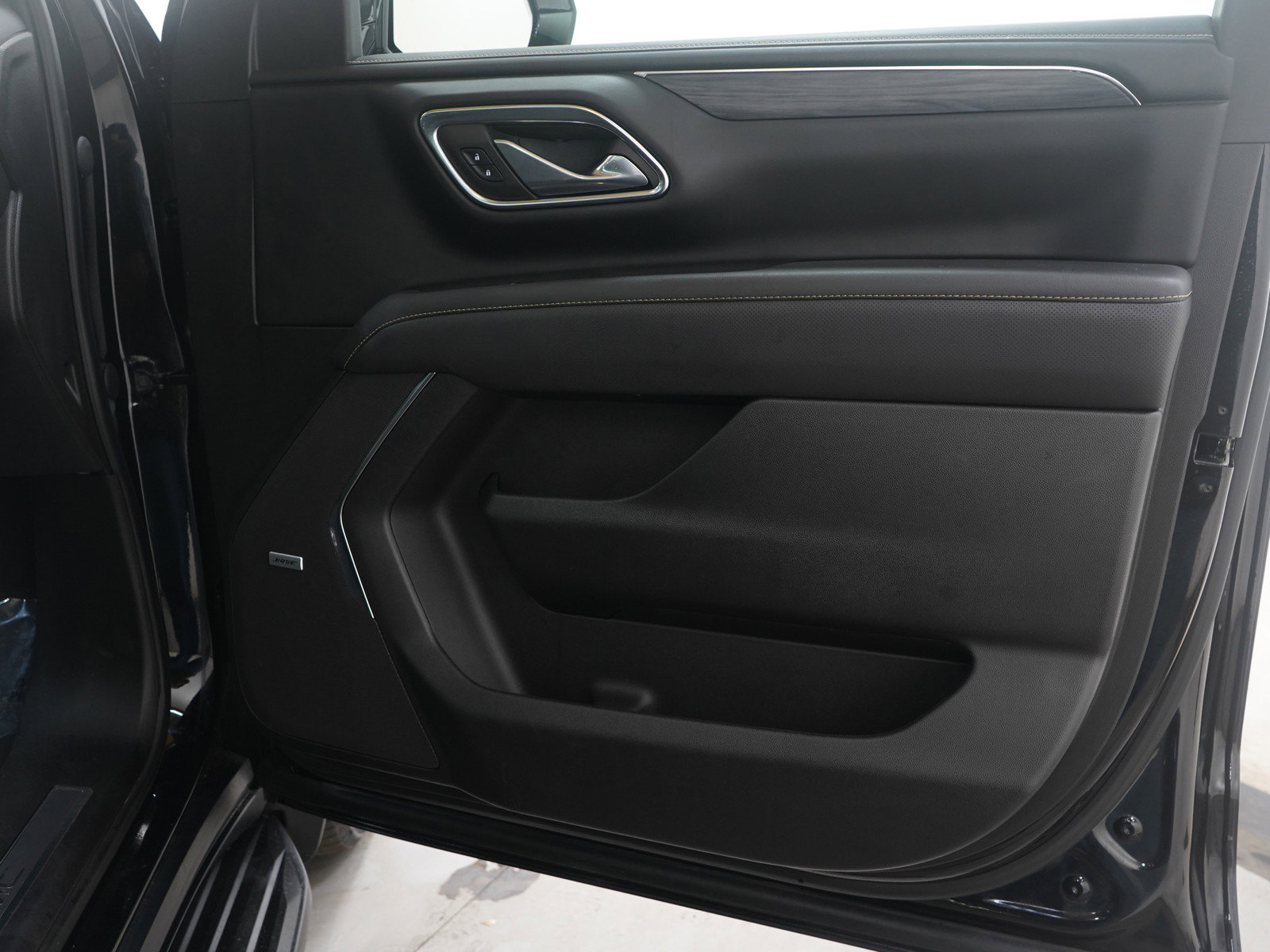 Used 2023 GMC Yukon XL SLT w/ SLT Premium Package image 9