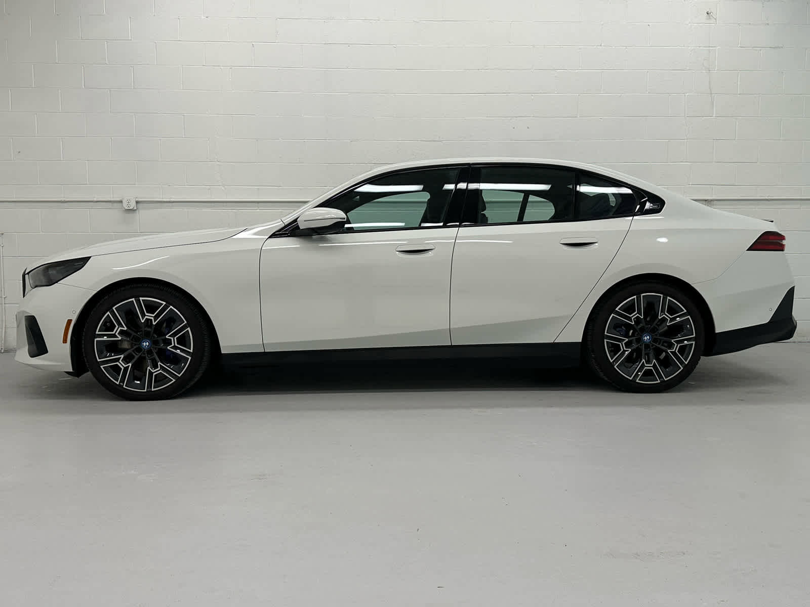 Used 2025 BMW i5 xDrive40 w/ M Sport Package AWD/4WD image 3