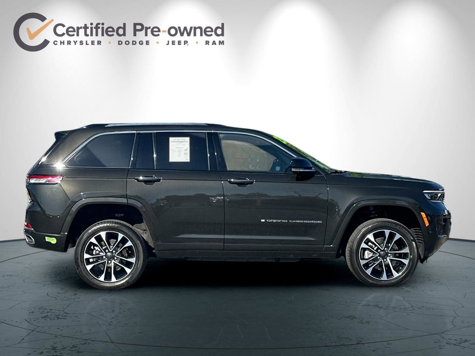 Used 2023 Jeep Grand Cherokee Overland w/ Advanced Protech Group III AWD/4WD image 3