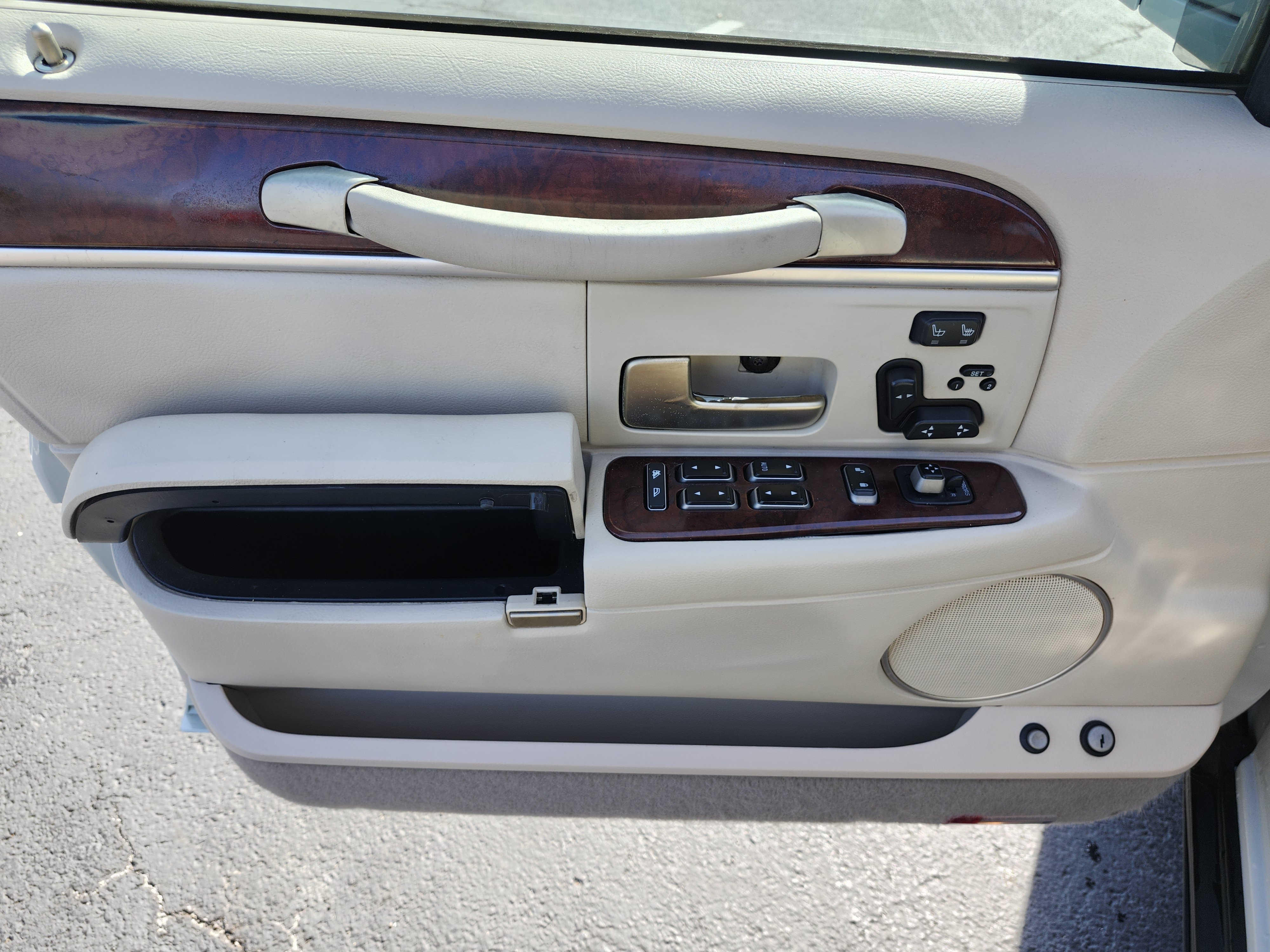 Used 2005 Lincoln Town Car Signature Limited RWD image 23