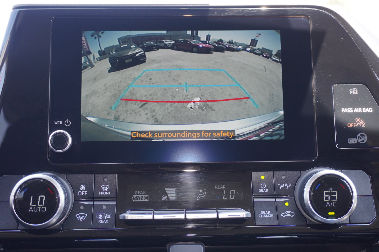 Used 2024 Toyota Highlander LE AWD/4WD image 19