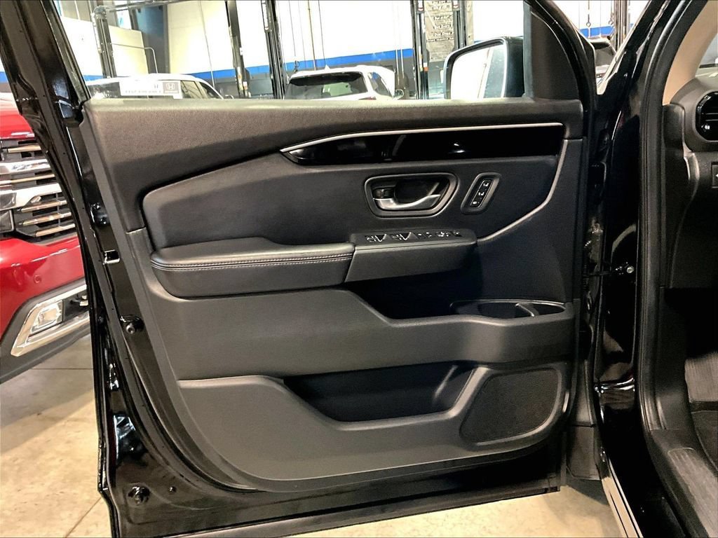 Used 2025 Honda Pilot EX-L image 9