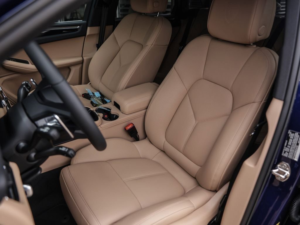 Certified 2025 Porsche Macan image 5