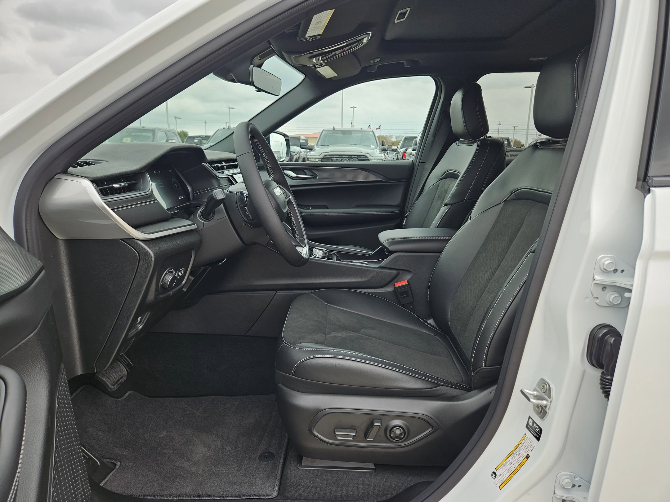 New 2025 Jeep Grand Cherokee Altitude image 9