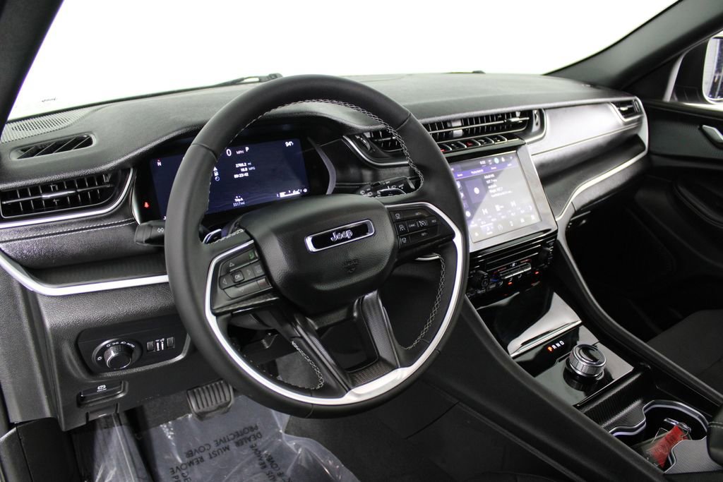 Used 2025 Jeep Grand Cherokee Laredo image 17