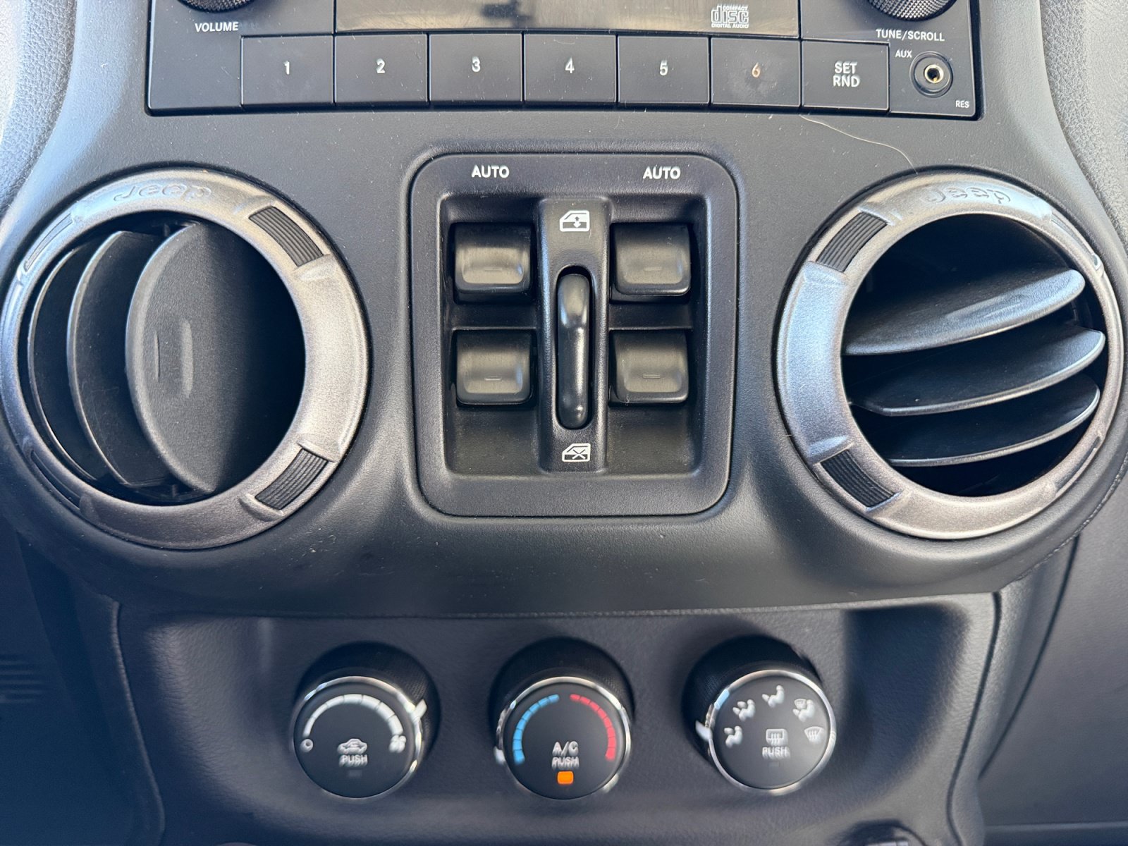 Used 2018 Jeep Wrangler Unlimited Sport S AWD/4WD image 11