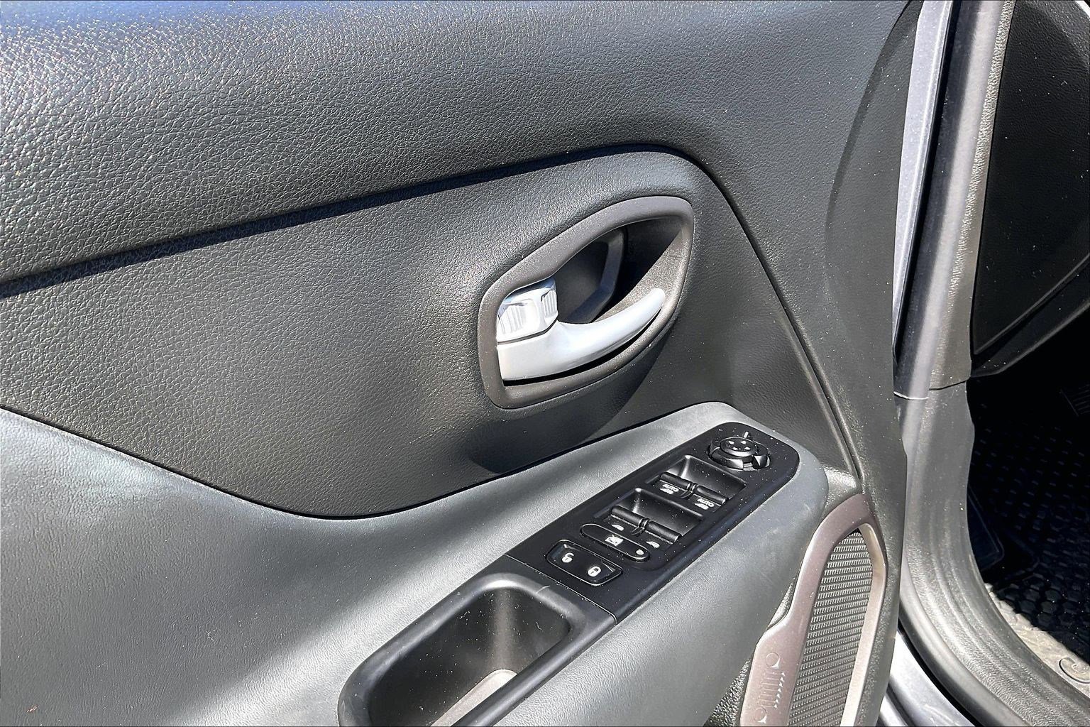 Used 2023 Jeep Renegade Latitude w/ Premium Group AWD/4WD image 31