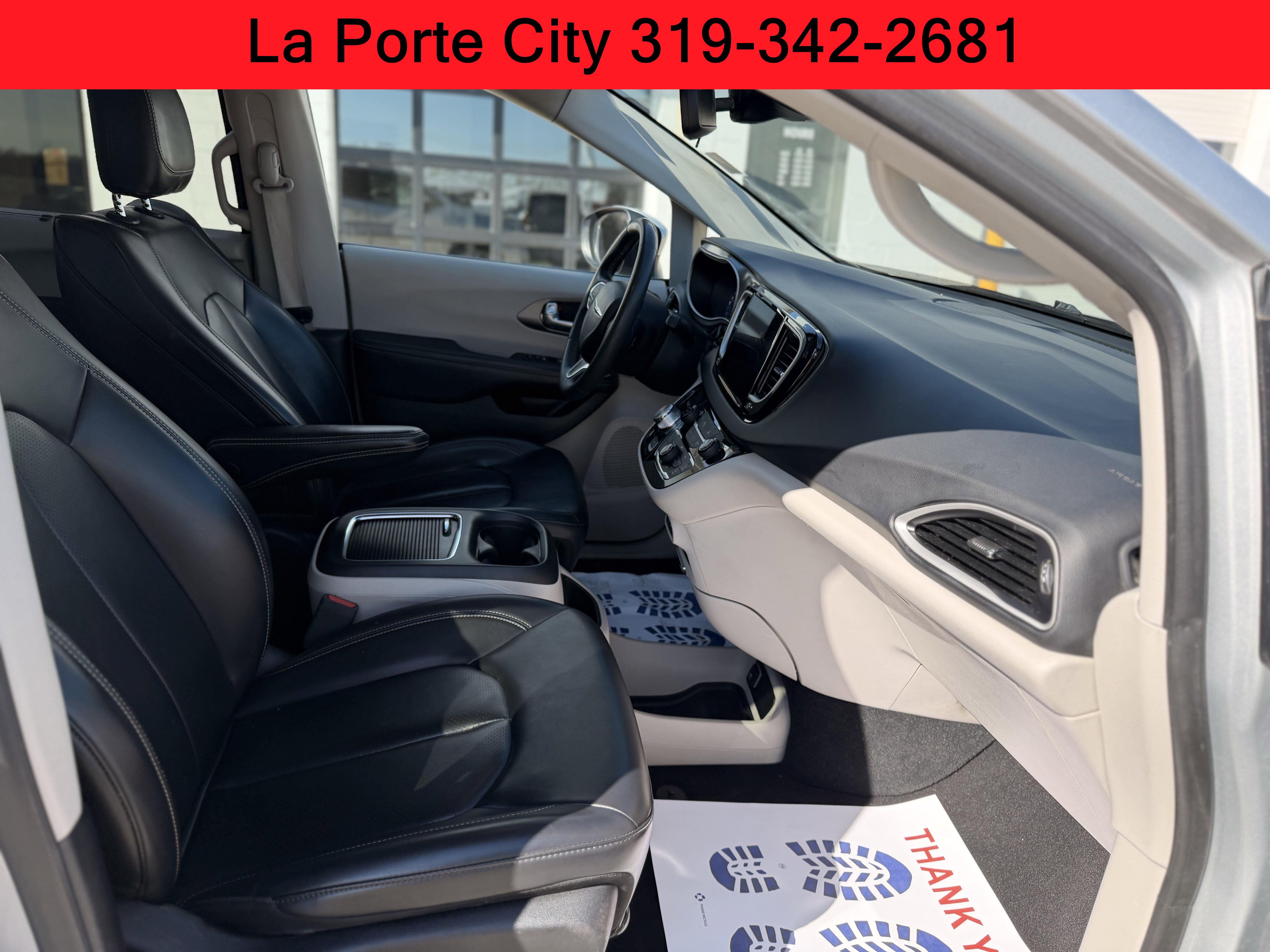 Used 2023 Chrysler Pacifica Touring-L FWD image 12