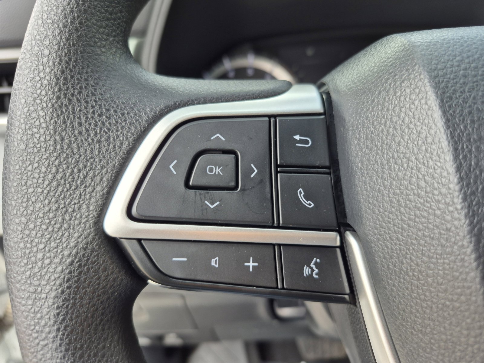 Used 2023 Toyota Highlander L image 25