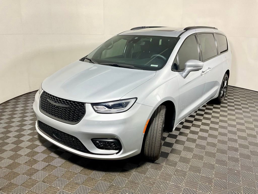 Used 2022 Chrysler Pacifica Touring-L w/ Uconnect Theater Family Group image 13