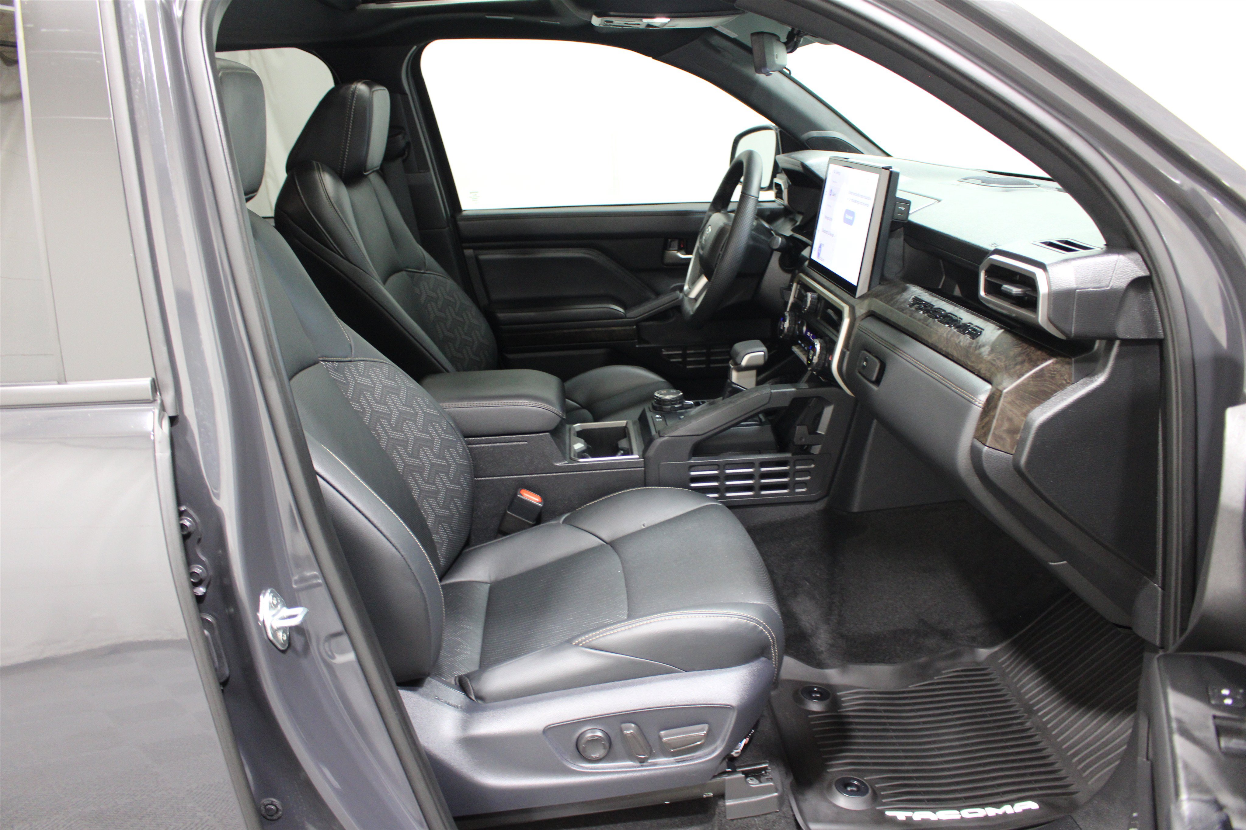 Used 2025 Toyota Tacoma Limited AWD/4WD image 24