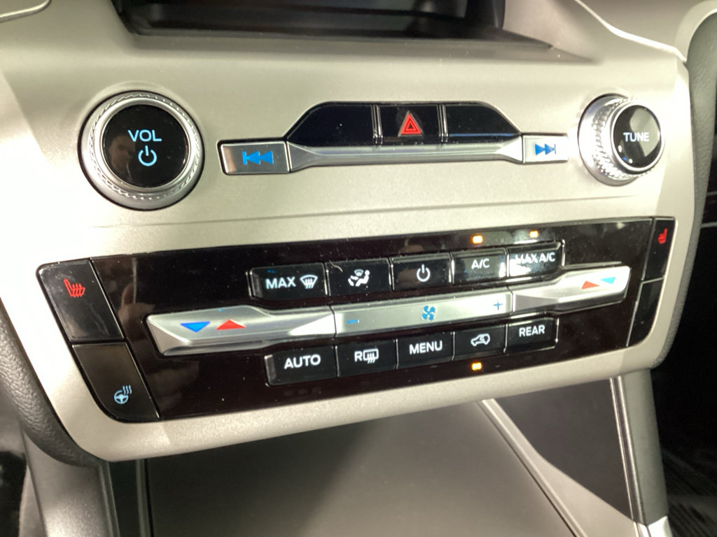 Used 2023 Ford Explorer XLT w/ Equipment Group 202A AWD/4WD image 30