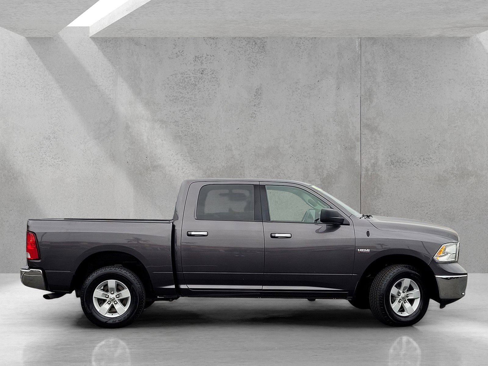 Used 2018 RAM 1500 Classic SLT AWD/4WD image 3