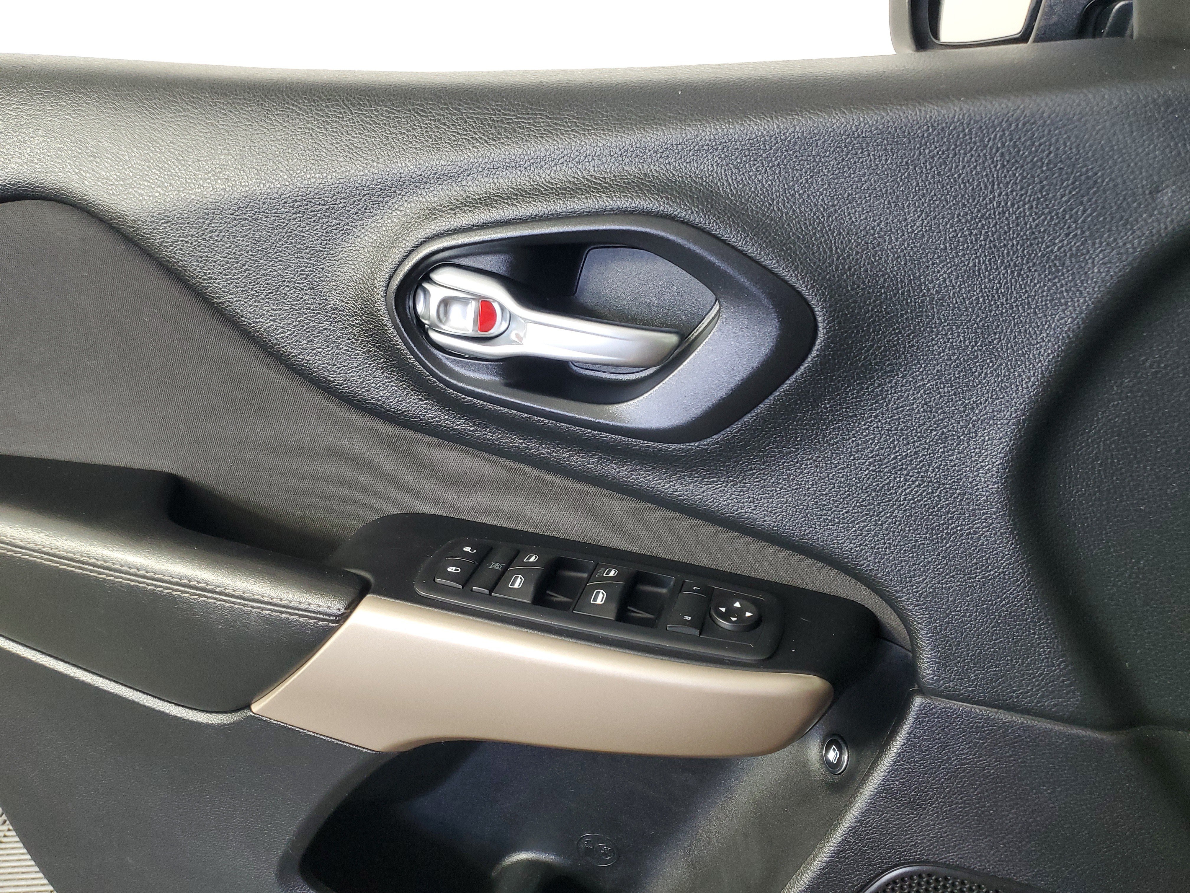 Used 2017 Jeep Cherokee Sport FWD image 26