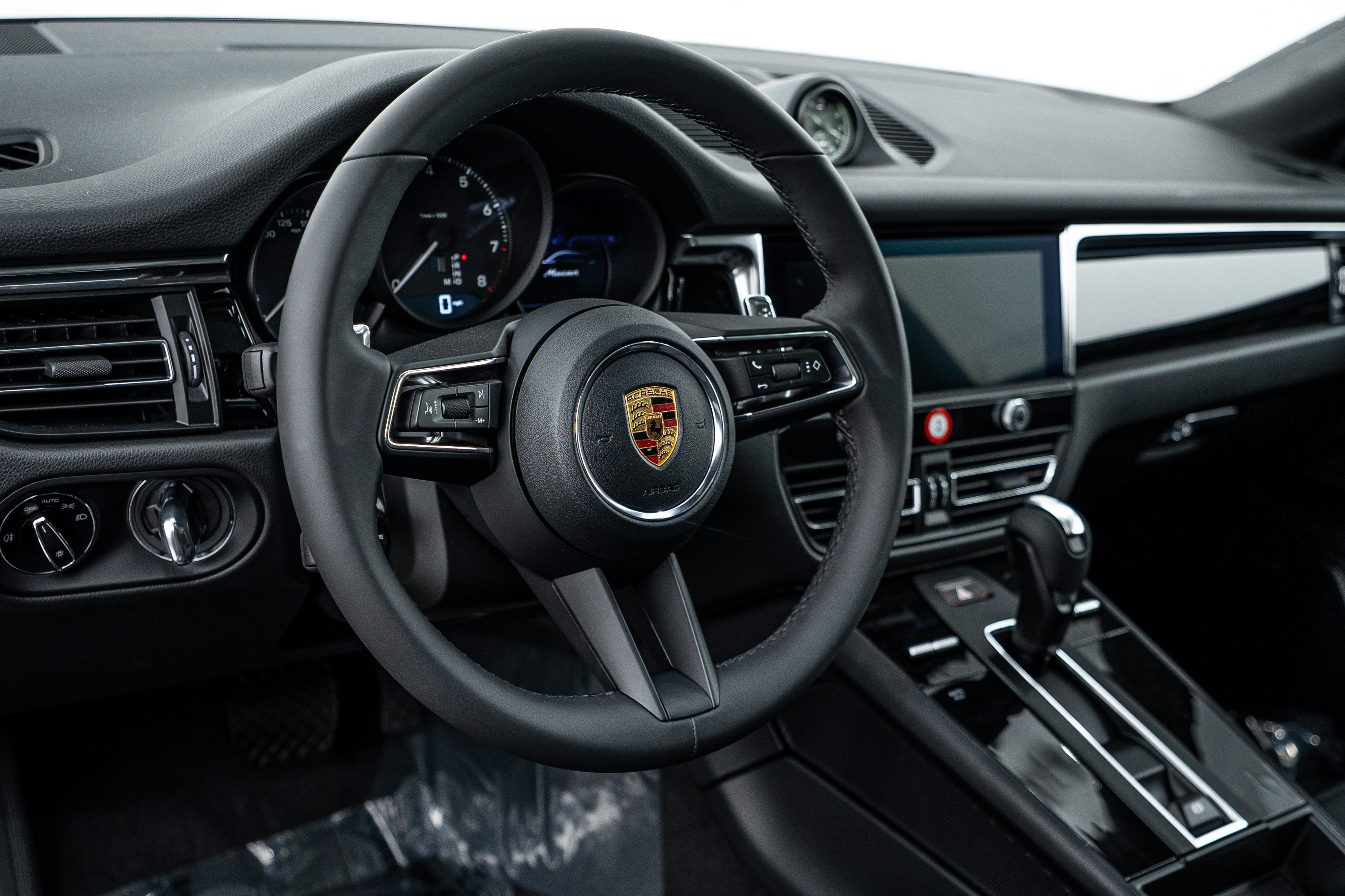 Certified 2026 Porsche Macan AWD/4WD image 14