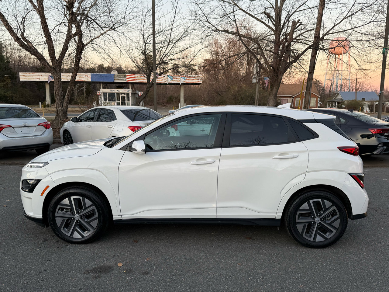 Used 2023 Hyundai Kona SEL FWD image 3