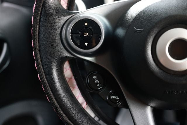 Used 2016 smart fortwo passion RWD image 23