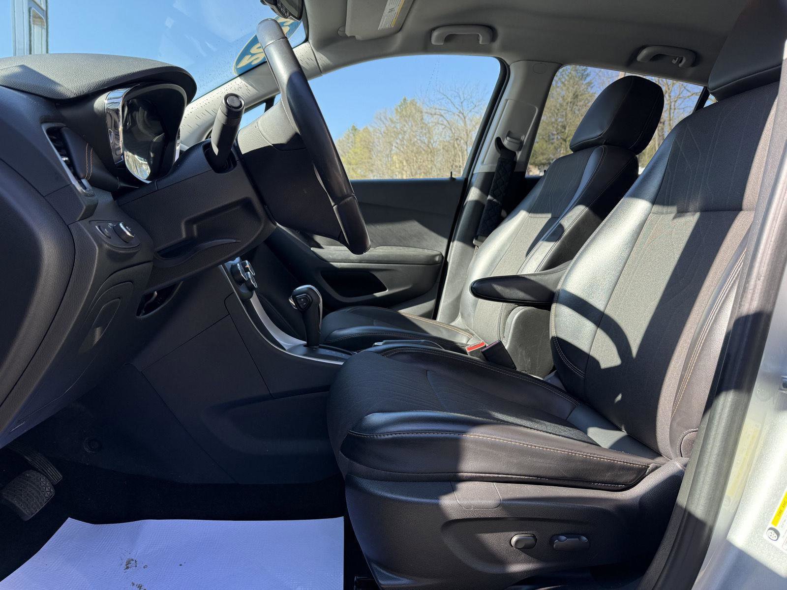 Used 2021 Chevrolet Trax LT w/ LT Convenience Package AWD/4WD image 9