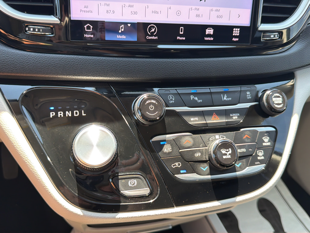 Used 2024 Chrysler Pacifica Touring-L FWD image 25
